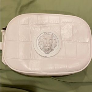 While belt bag/fanny pack